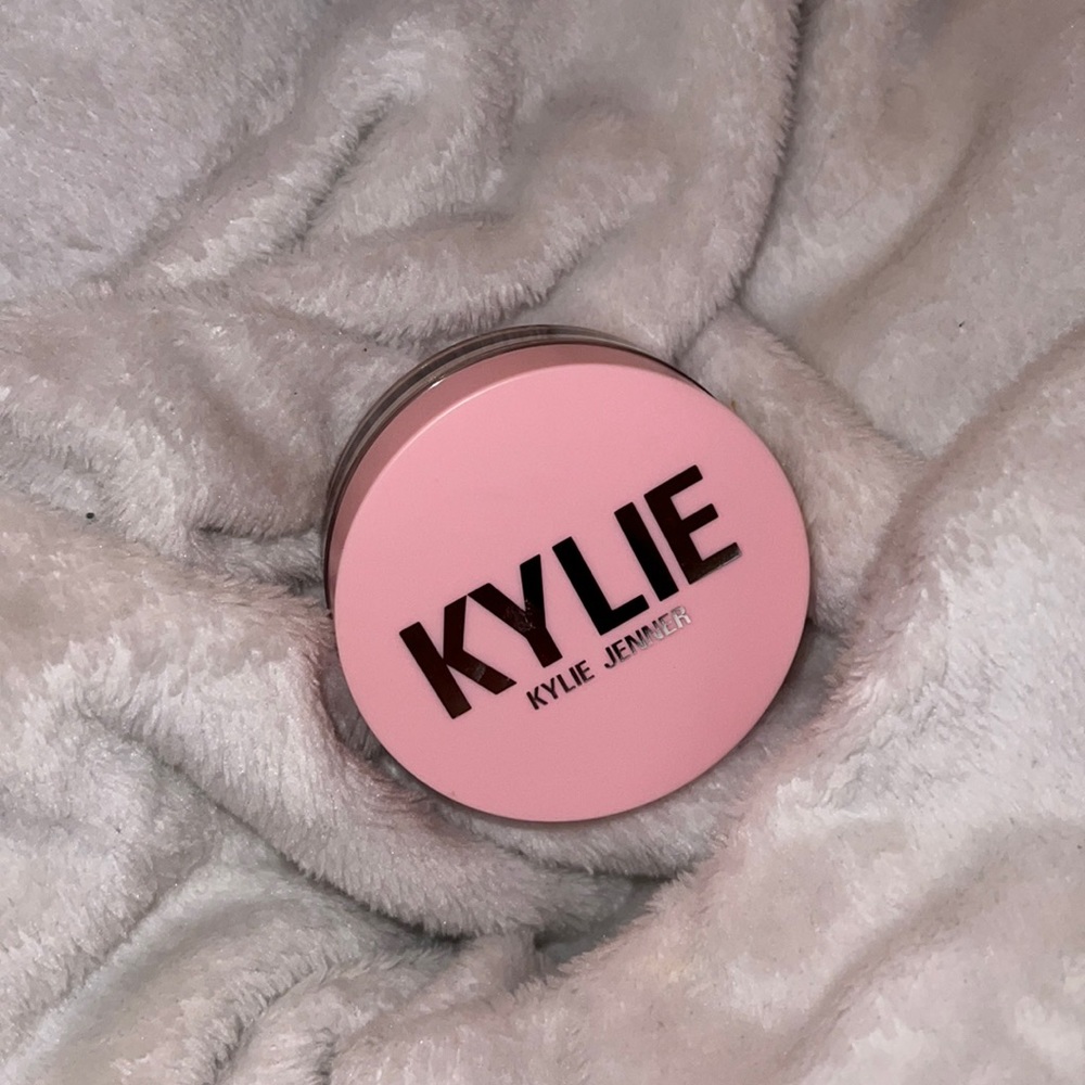 Kylie Jenner Translucent loose setting powder!